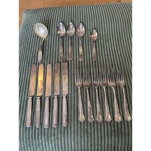 Edgemere Silver Plate Flatware Set 16 Pieces Knives Forks Spoons Ladle Floral‎